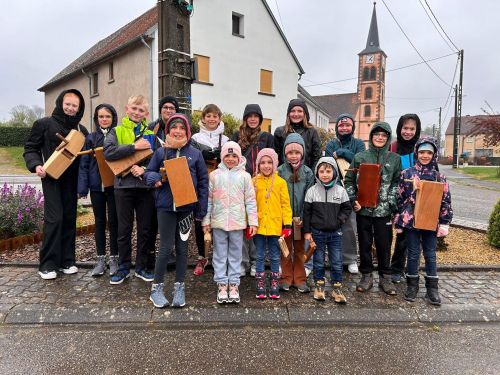 La Tradition des Crécelles à Pâques : Une Coutume Ancrée dans le Cœur des Villages
