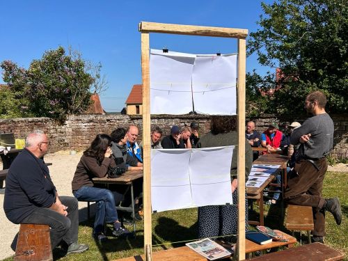 Apéro bavard sur le verger communal