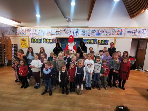 Les enfants célèbrent la traditionnelle fête de Saint Nicolas